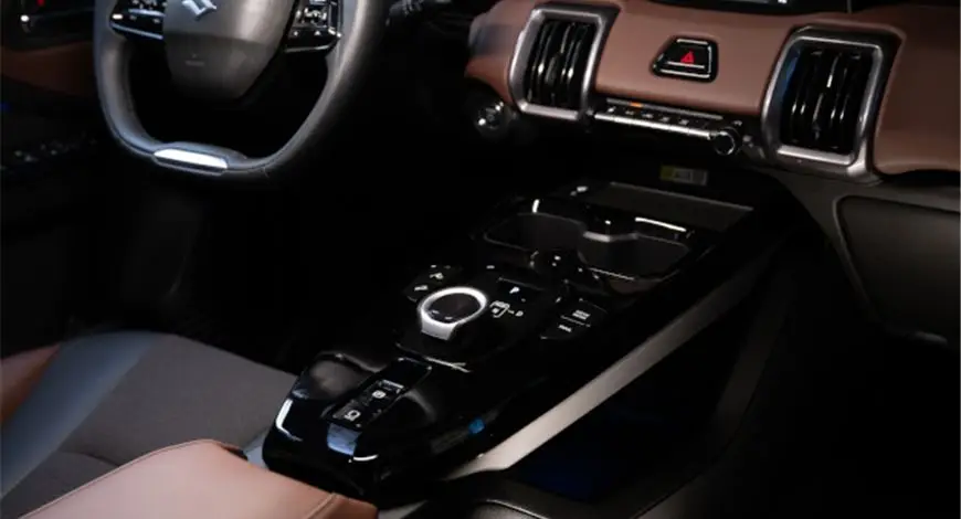 Suzuki e Vitara — Un SUV digitale e utilizzabile