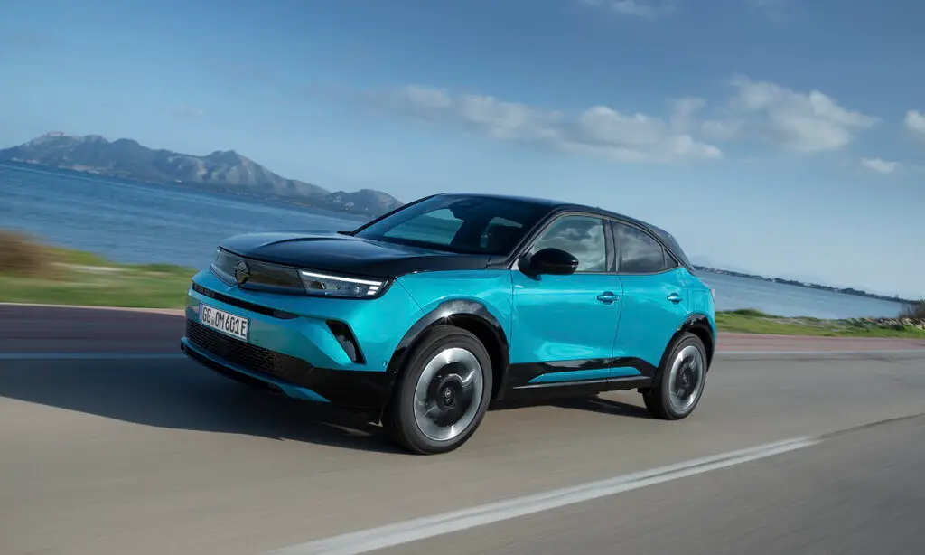 Opel Mokka Electric blu, vista anteriore su strada