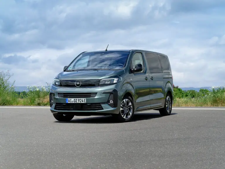 Opel Zafira Electric grigio, vista anteriore su strada